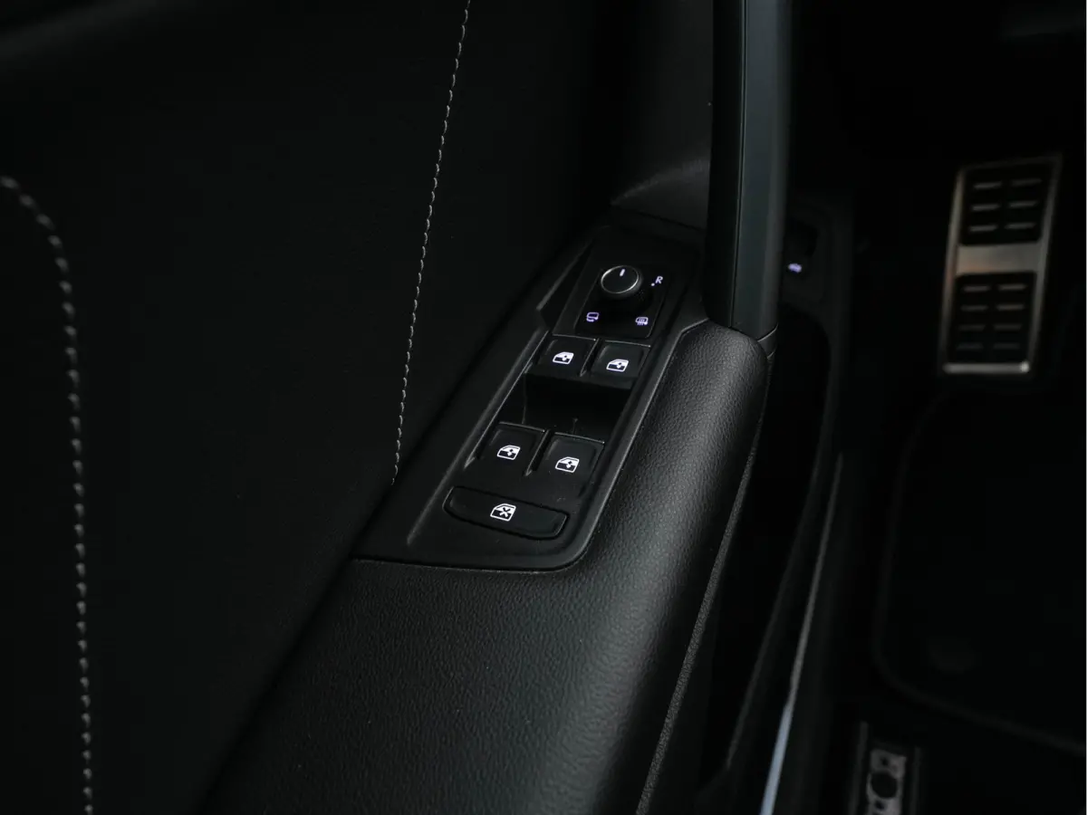 1.4 TSI eHybrid R-Line Business+ (Plug-in) (INCL-BTW) Aut. *LEATHER-FABRIC | FULL-LED | ADAPTIVE-CRUISE | CAMERA | DIGI-COCKPIT | KEYLESS | PRIVACY-GLASS | SPORTSEATS | SHIFTPADDLES | NAVI-F