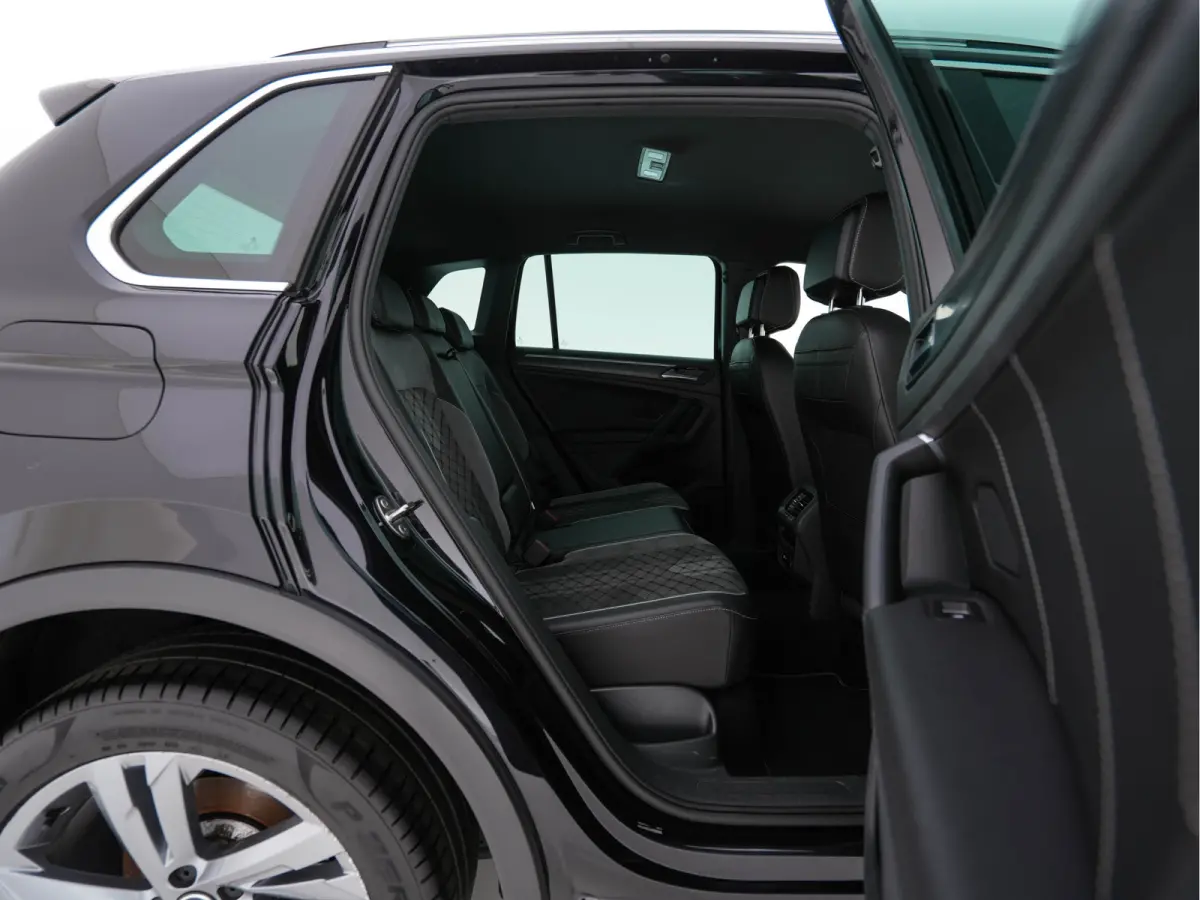 1.4 TSI eHybrid R-Line Business+ (Plug-in) (INCL-BTW) Aut. *LEATHER-FABRIC | FULL-LED | ADAPTIVE-CRUISE | CAMERA | DIGI-COCKPIT | KEYLESS | PRIVACY-GLASS | SPORTSEATS | SHIFTPADDLES | NAVI-F
