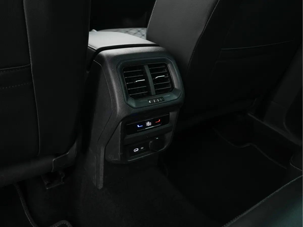 1.4 TSI eHybrid R-Line Business+ (Plug-in) (INCL-BTW) Aut. *LEATHER-FABRIC | FULL-LED | ADAPTIVE-CRUISE | CAMERA | DIGI-COCKPIT | KEYLESS | PRIVACY-GLASS | SPORTSEATS | SHIFTPADDLES | NAVI-F