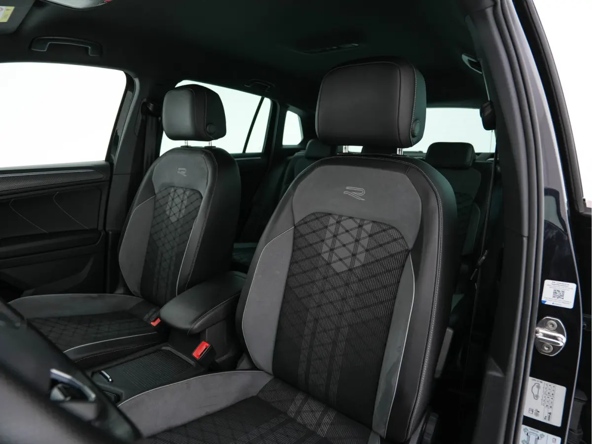 1.4 TSI eHybrid R-Line Business+ (Plug-in) (INCL-BTW) Aut. *LEATHER-FABRIC | FULL-LED | ADAPTIVE-CRUISE | CAMERA | DIGI-COCKPIT | KEYLESS | PRIVACY-GLASS | SPORTSEATS | SHIFTPADDLES | NAVI-F
