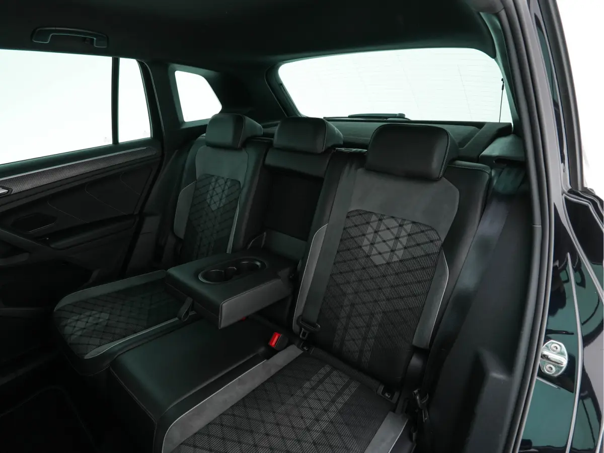 1.4 TSI eHybrid R-Line Business+ (Plug-in) (INCL-BTW) Aut. *LEATHER-FABRIC | FULL-LED | ADAPTIVE-CRUISE | CAMERA | DIGI-COCKPIT | KEYLESS | PRIVACY-GLASS | SPORTSEATS | SHIFTPADDLES | NAVI-F