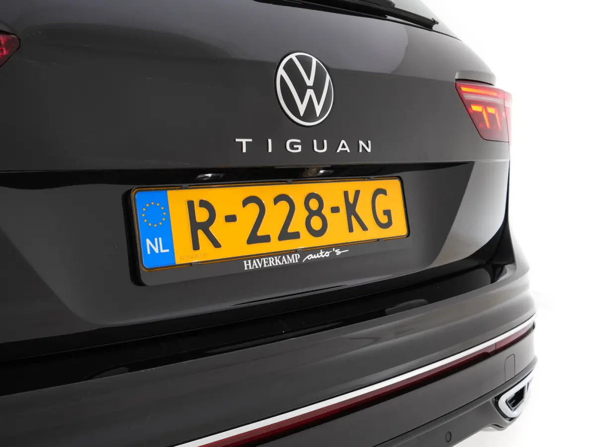 1.4 TSI eHybrid R-Line Business+ (Plug-in) (INCL-BTW) Aut. *LEATHER-FABRIC | FULL-LED | ADAPTIVE-CRUISE | CAMERA | DIGI-COCKPIT | KEYLESS | PRIVACY-GLASS | SPORTSEATS | SHIFTPADDLES | NAVI-F