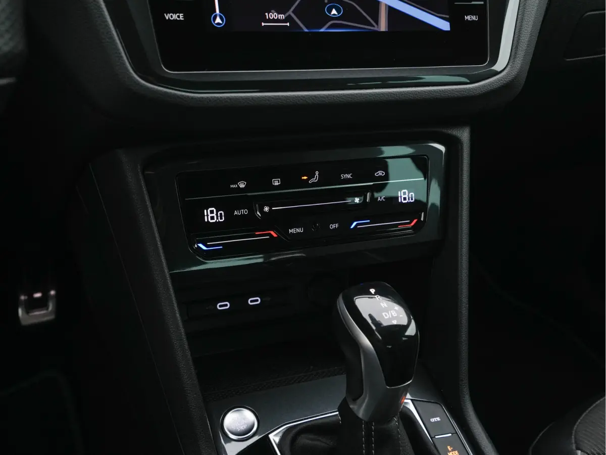 1.4 TSI eHybrid R-Line Business+ (Plug-in) (INCL-BTW) Aut. *LEATHER-FABRIC | FULL-LED | ADAPTIVE-CRUISE | CAMERA | DIGI-COCKPIT | KEYLESS | PRIVACY-GLASS | SPORTSEATS | SHIFTPADDLES | NAVI-F