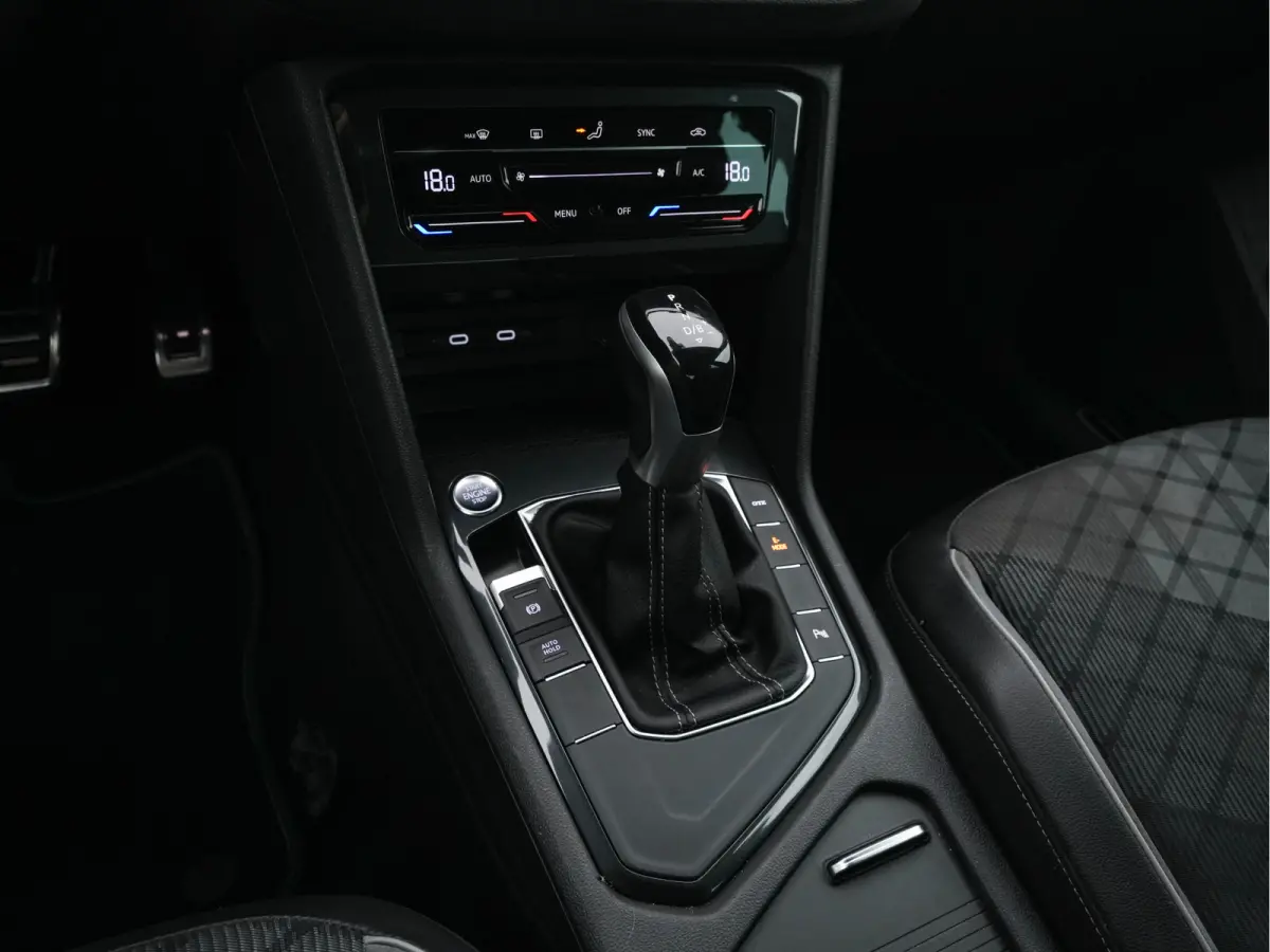1.4 TSI eHybrid R-Line Business+ (Plug-in) (INCL-BTW) Aut. *LEATHER-FABRIC | FULL-LED | ADAPTIVE-CRUISE | CAMERA | DIGI-COCKPIT | KEYLESS | PRIVACY-GLASS | SPORTSEATS | SHIFTPADDLES | NAVI-F