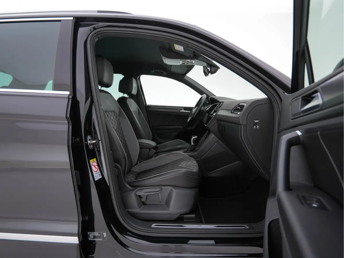 1.4 TSI eHybrid R-Line Business+ (Plug-in) (INCL-BTW) Aut. *LEATHER-FABRIC | FULL-LED | ADAPTIVE-CRUISE | CAMERA | DIGI-COCKPIT | KEYLESS | PRIVACY-GLASS | SPORTSEATS | SHIFTPADDLES | NAVI-F