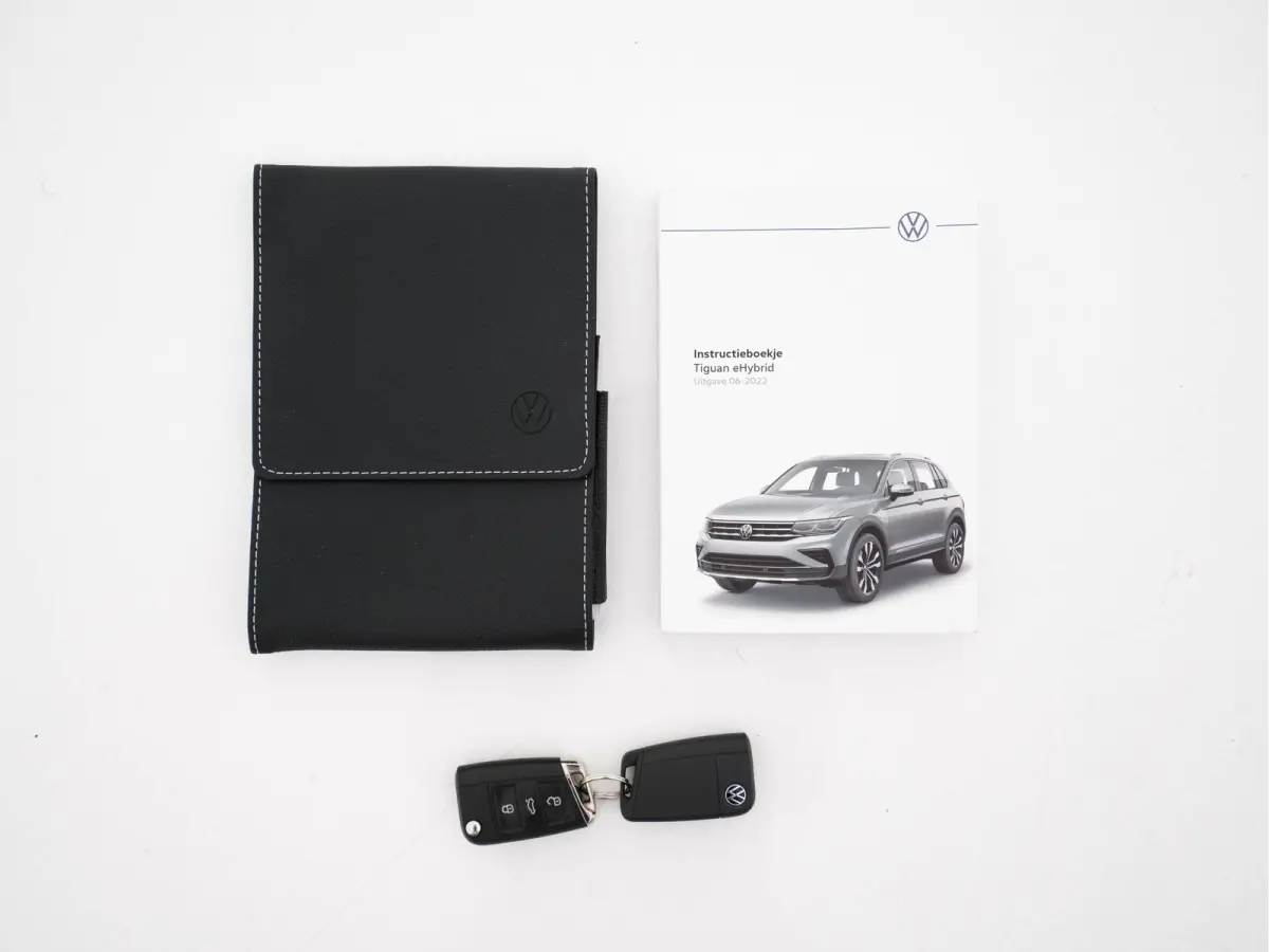 1.4 TSI eHybrid R-Line Business+ (Plug-in) (INCL-BTW) Aut. *LEATHER-FABRIC | FULL-LED | ADAPTIVE-CRUISE | CAMERA | DIGI-COCKPIT | KEYLESS | PRIVACY-GLASS | SPORTSEATS | SHIFTPADDLES | NAVI-F