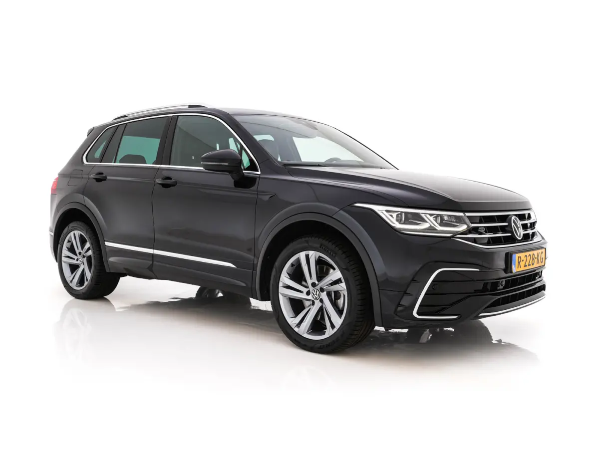 1.4 TSI eHybrid R-Line Business+ (Plug-in) (INCL-BTW) Aut. *LEATHER-FABRIC | FULL-LED | ADAPTIVE-CRUISE | CAMERA | DIGI-COCKPIT | KEYLESS | PRIVACY-GLASS | SPORTSEATS | SHIFTPADDLES | NAVI-F