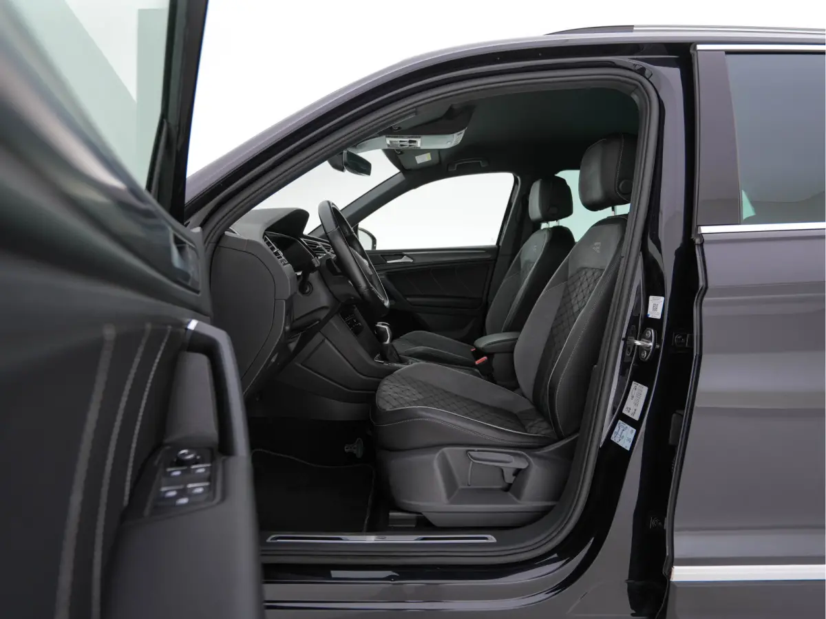 1.4 TSI eHybrid R-Line Business+ (Plug-in) (INCL-BTW) Aut. *LEATHER-FABRIC | FULL-LED | ADAPTIVE-CRUISE | CAMERA | DIGI-COCKPIT | KEYLESS | PRIVACY-GLASS | SPORTSEATS | SHIFTPADDLES | NAVI-F
