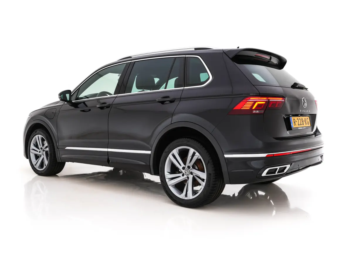 1.4 TSI eHybrid R-Line Business+ (Plug-in) (INCL-BTW) Aut. *LEATHER-FABRIC | FULL-LED | ADAPTIVE-CRUISE | CAMERA | DIGI-COCKPIT | KEYLESS | PRIVACY-GLASS | SPORTSEATS | SHIFTPADDLES | NAVI-F