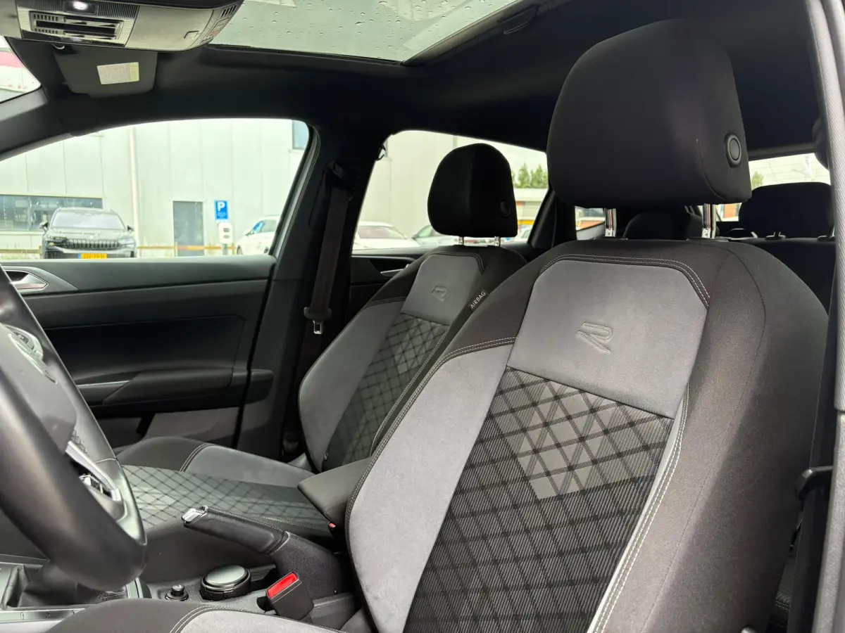 1.0 TSI 95 pk R-Line Business | Panoramadak | Achteruitrijcamera | Apple carplay |