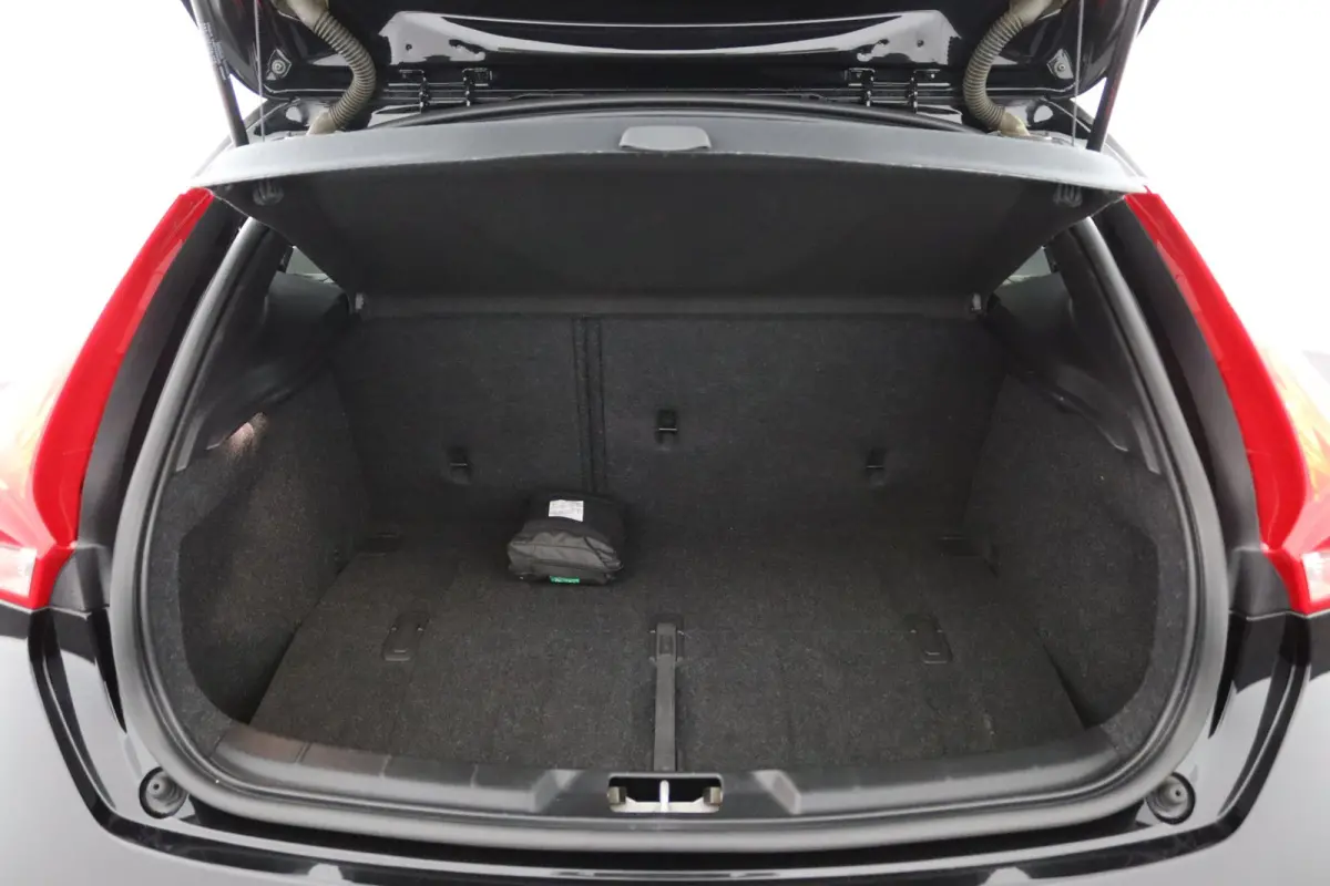 T3 Polar+ Sport R-Design | Panoramadak | Harman Kardon | Camera | Parkeersensoren | Stoelverwarming |