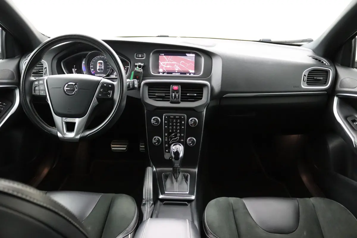 T3 Polar+ Sport | Panoramadak | Harman Kardon | Camera | Parkeersensoren voor en achter | Stoelverwarming |