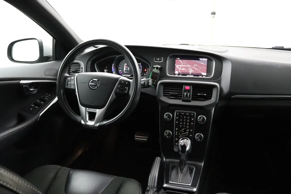 T3 Polar+ Sport R-Design | Panoramadak | Harman Kardon | Camera | Parkeersensoren | Stoelverwarming |