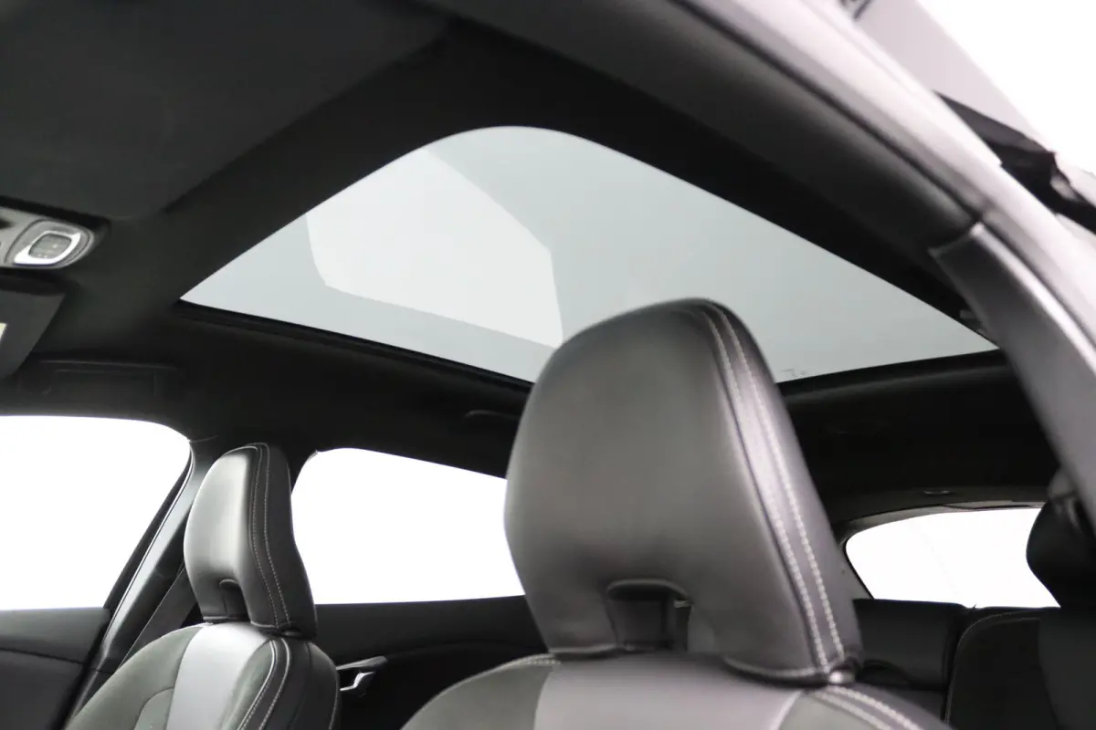 T3 Polar+ Sport R-Design | Panoramadak | Harman Kardon | Camera | Parkeersensoren | Stoelverwarming |