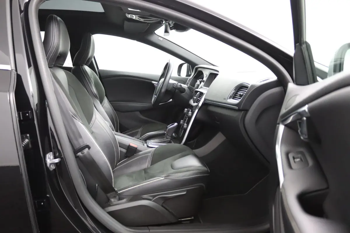 T3 Polar+ Sport | Panoramadak | Harman Kardon | Camera | Parkeersensoren voor en achter | Stoelverwarming |