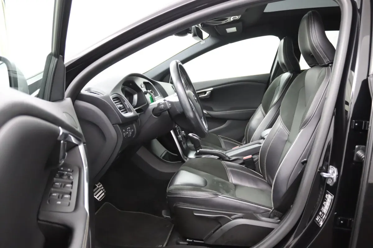 T3 Polar+ Sport | Panoramadak | Harman Kardon | Camera | Parkeersensoren voor en achter | Stoelverwarming |