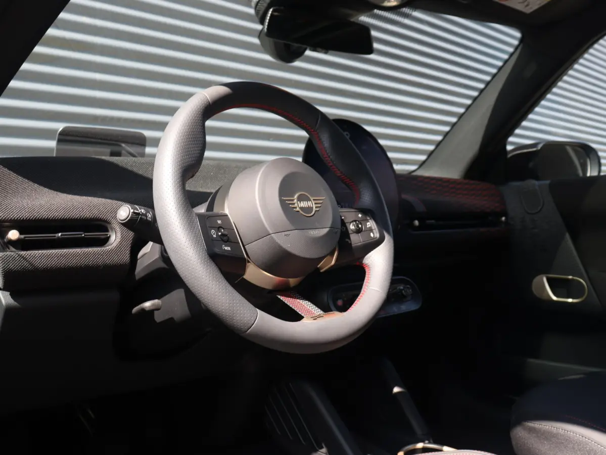 Cooper E | John Cooper Works + Pakket M + Panodak + Head-Up + Camera + Sportstoelen + Verwarmd Stuurwiel + Comfort Access + SOH 98% + 18" JCW Lap Spoke