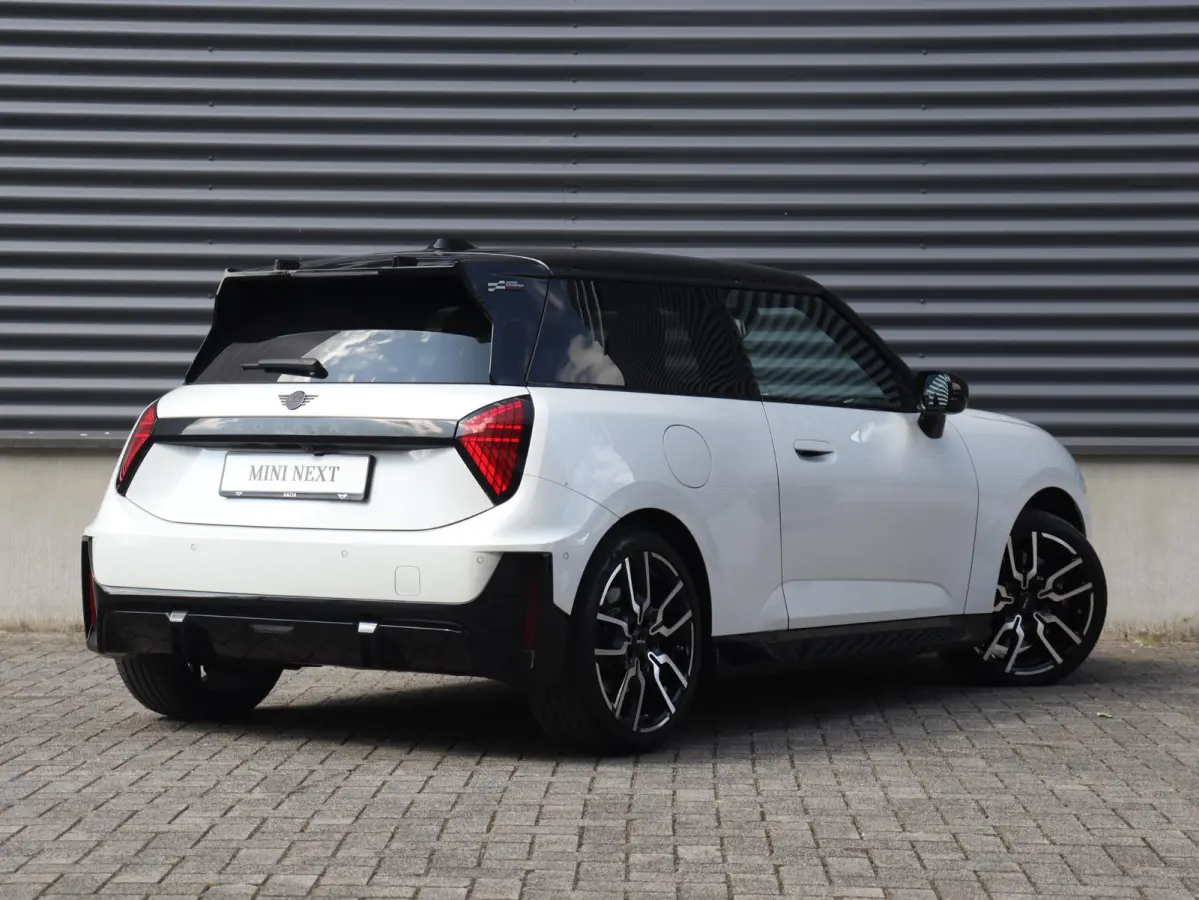 Cooper E | John Cooper Works + Pakket M + Panodak + Head-Up + Camera + Sportstoelen + Verwarmd Stuurwiel + Comfort Access + SOH 98% + 18" JCW Lap Spoke