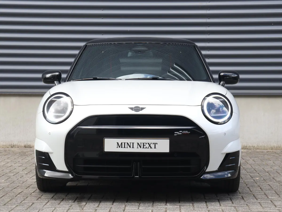 Cooper E | John Cooper Works + Pakket M + Panodak + Head-Up + Camera + Sportstoelen + Verwarmd Stuurwiel + Comfort Access + SOH 98% + 18" JCW Lap Spoke