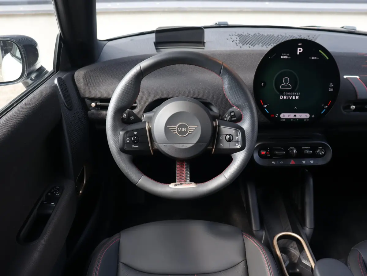 Cooper E | John Cooper Works + Pakket M + Panodak + Head-Up + Camera + Sportstoelen + Verwarmd Stuurwiel + Comfort Access + SOH 98% + 18" JCW Lap Spoke