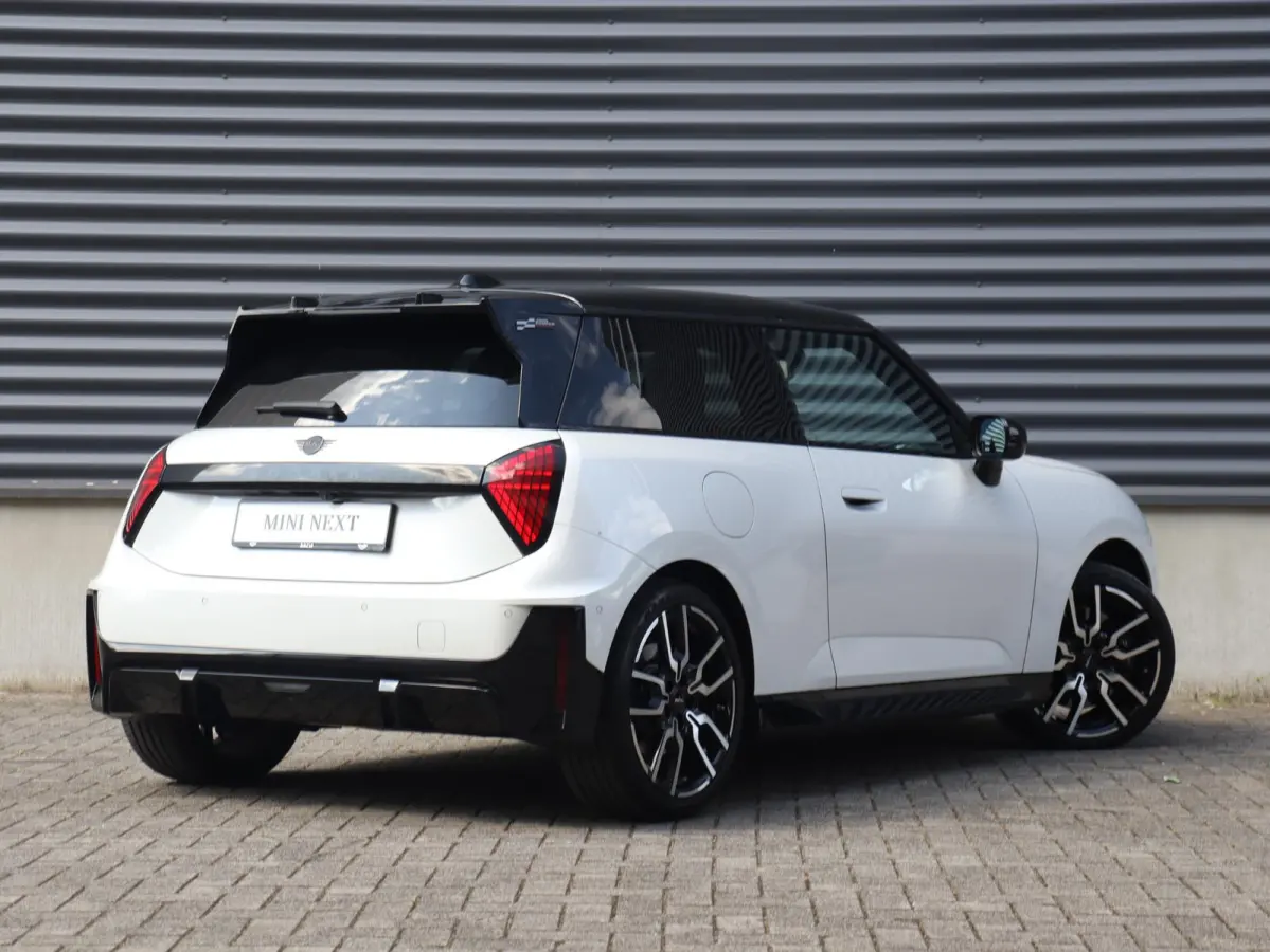 Cooper E | John Cooper Works + Pakket M + Panodak + Head-Up + Camera + Sportstoelen + Verwarmd Stuurwiel + Comfort Access + SOH 98% + 18" JCW Lap Spoke