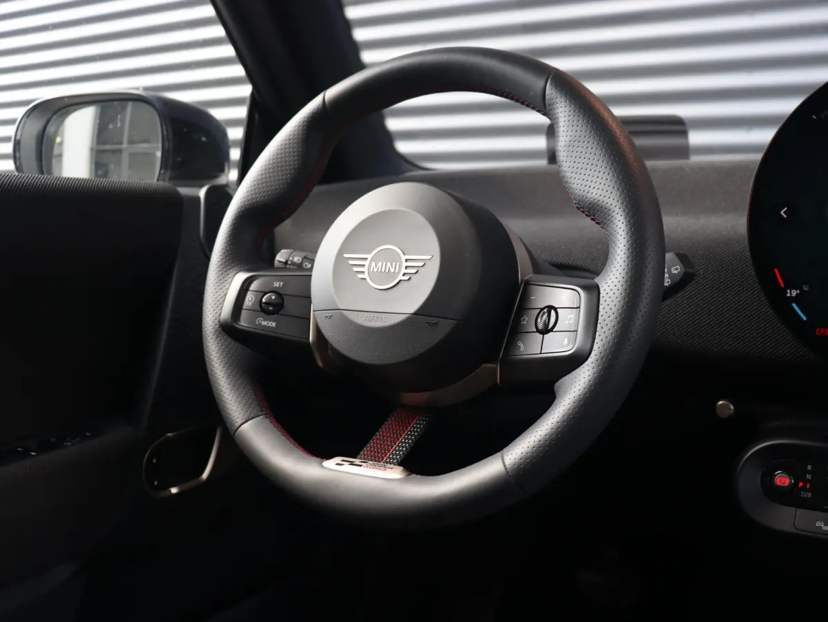 Cooper E | John Cooper Works + Pakket M + Panodak + Head-Up + Camera + Sportstoelen + Verwarmd Stuurwiel + Comfort Access + SOH 98% + 18" JCW Lap Spoke
