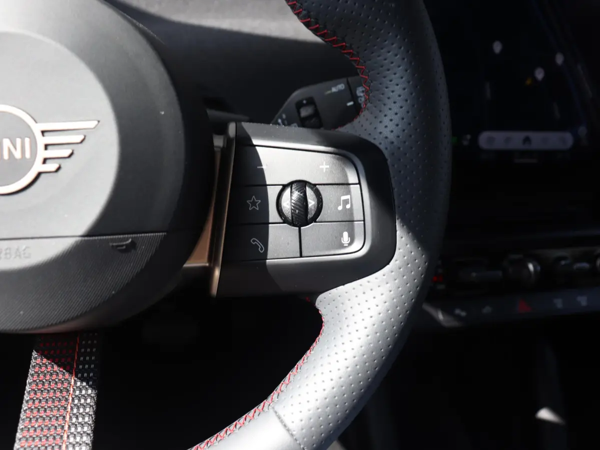 Cooper E | John Cooper Works + Pakket M + Panodak + Head-Up + Camera + Sportstoelen + Verwarmd Stuurwiel + Comfort Access + SOH 98% + 18" JCW Lap Spoke