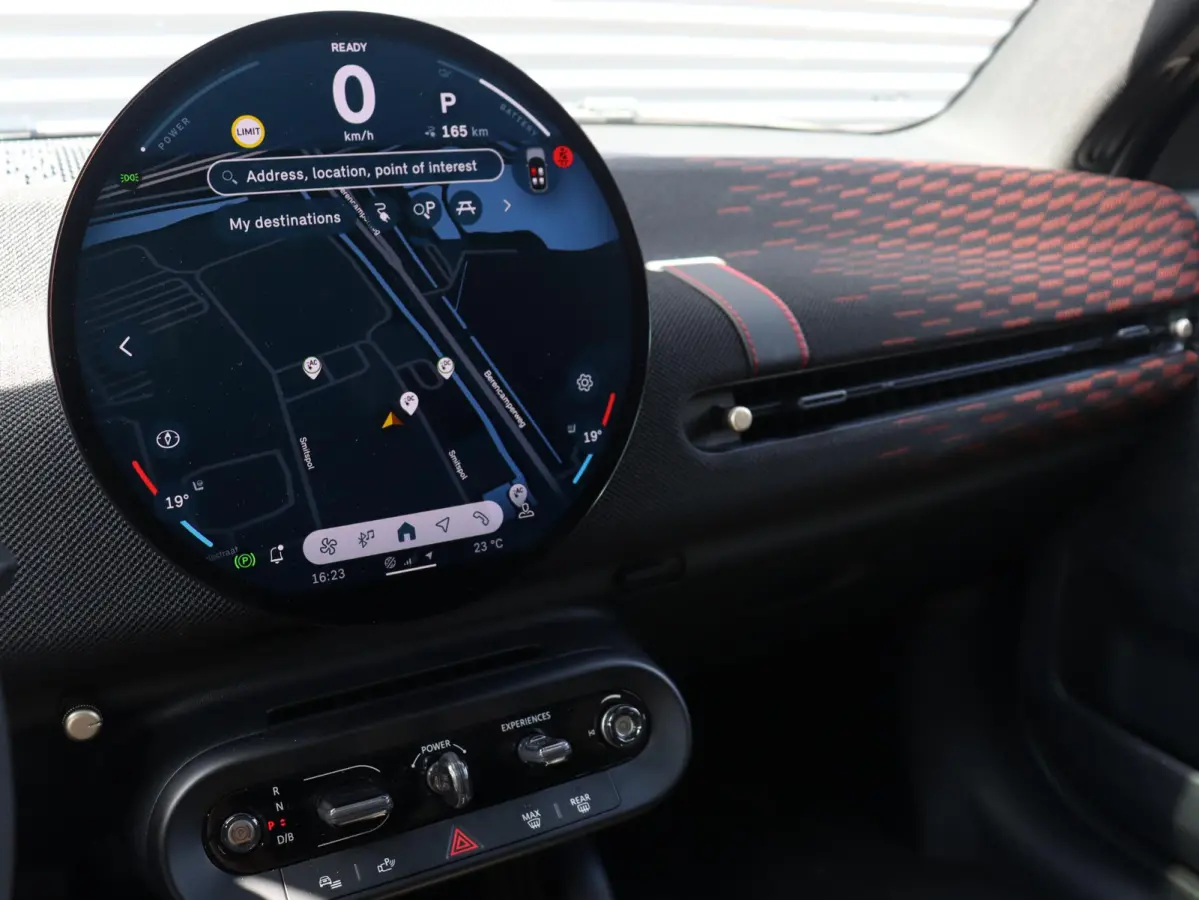 Cooper E | John Cooper Works + Pakket M + Panodak + Head-Up + Camera + Sportstoelen + Verwarmd Stuurwiel + Comfort Access + SOH 98% + 18" JCW Lap Spoke
