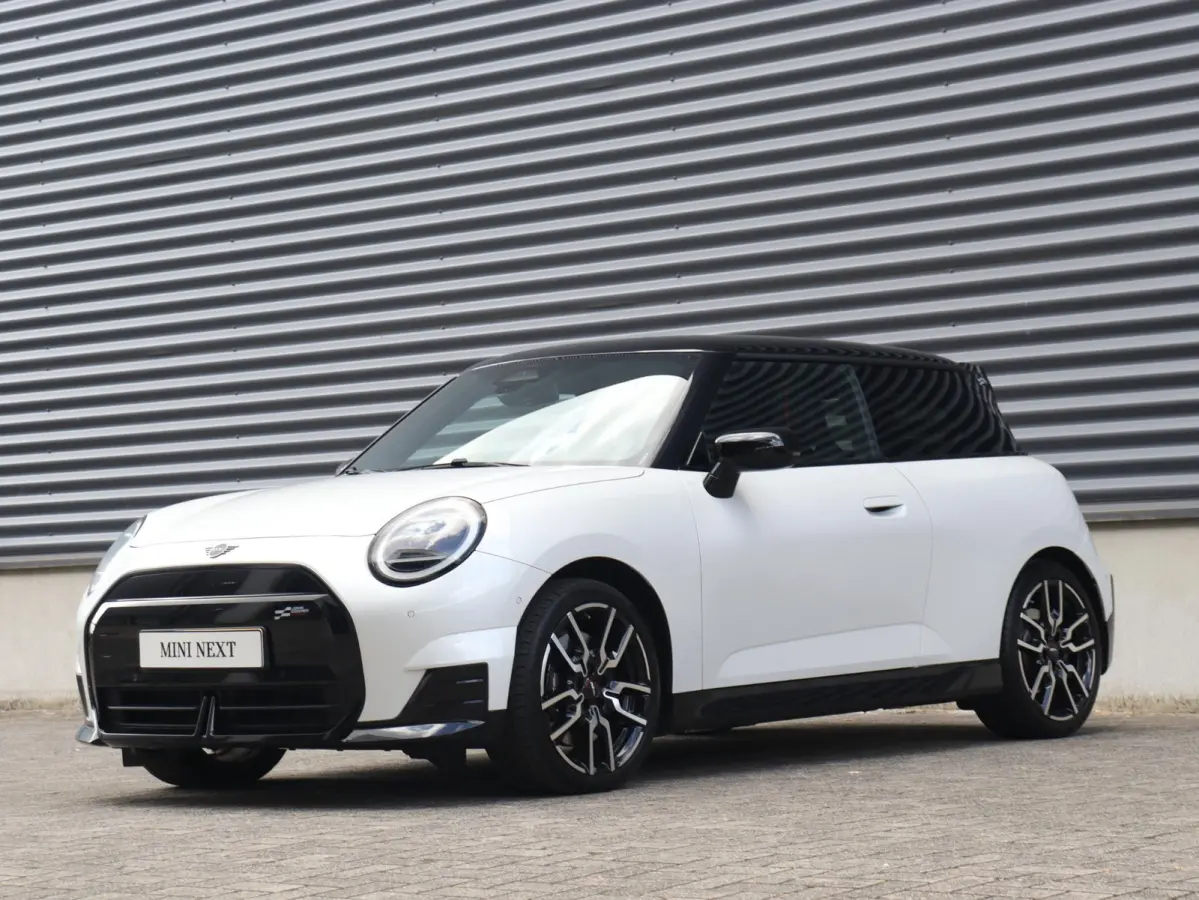 Cooper E | John Cooper Works + Pakket M + Panodak + Head-Up + Camera + Sportstoelen + Verwarmd Stuurwiel + Comfort Access + SOH 98% + 18" JCW Lap Spoke