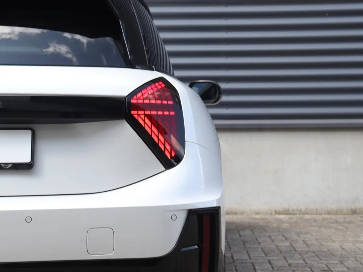 Cooper E | John Cooper Works + Pakket M + Panodak + Head-Up + Camera + Sportstoelen + Verwarmd Stuurwiel + Comfort Access + SOH 98% + 18" JCW Lap Spoke