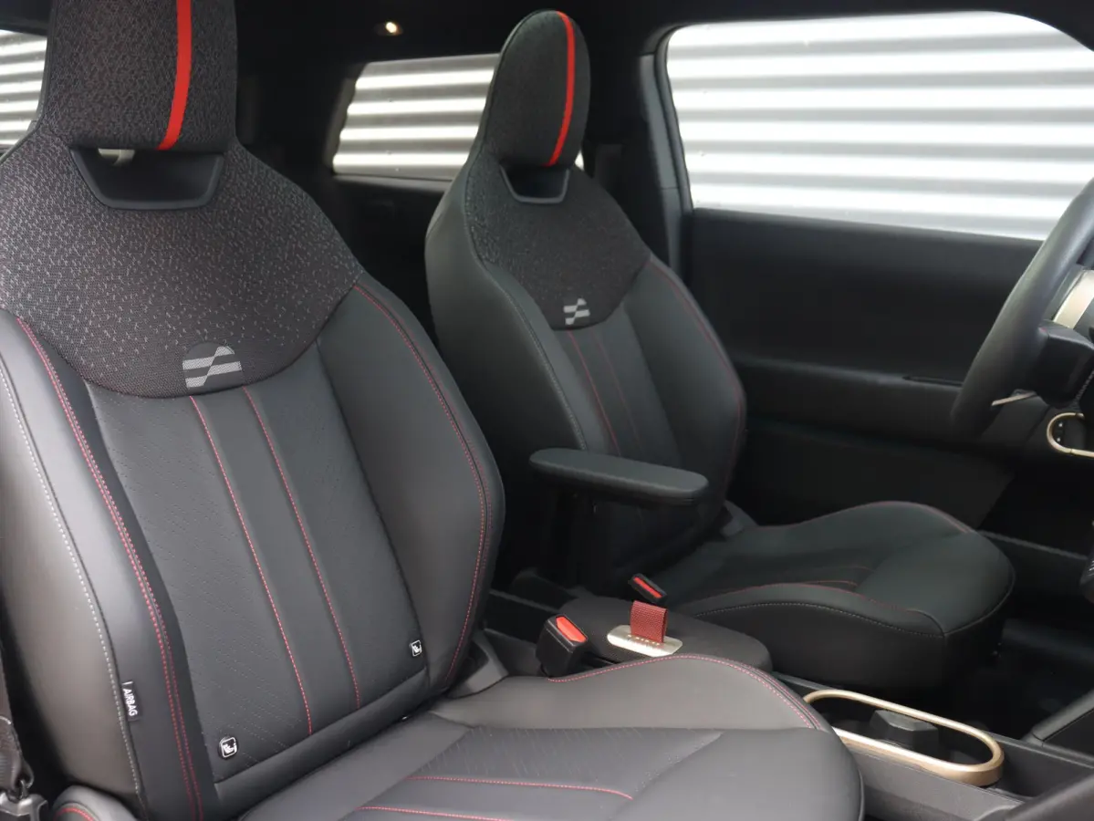 Cooper E | John Cooper Works + Pakket M + Panodak + Head-Up + Camera + Sportstoelen + Verwarmd Stuurwiel + Comfort Access + SOH 98% + 18" JCW Lap Spoke