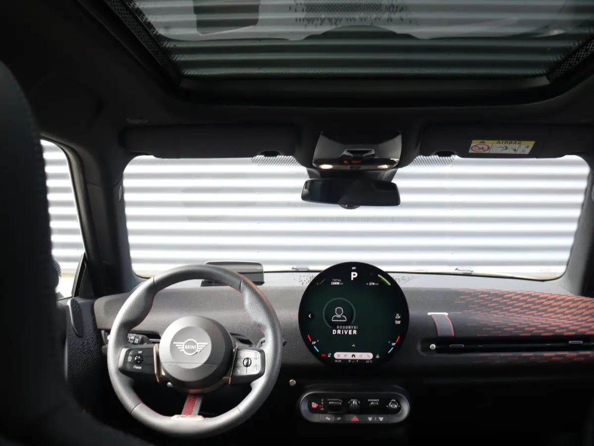 Cooper E | John Cooper Works + Pakket M + Panodak + Head-Up + Camera + Sportstoelen + Verwarmd Stuurwiel + Comfort Access + SOH 98% + 18" JCW Lap Spoke
