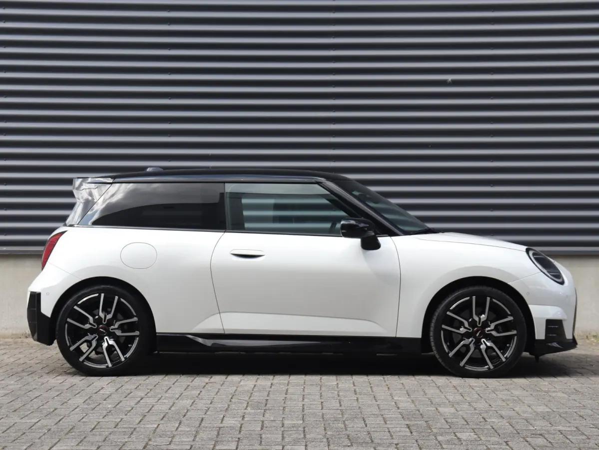 Cooper E | John Cooper Works + Pakket M + Panodak + Head-Up + Camera + Sportstoelen + Verwarmd Stuurwiel + Comfort Access + SOH 98% + 18" JCW Lap Spoke