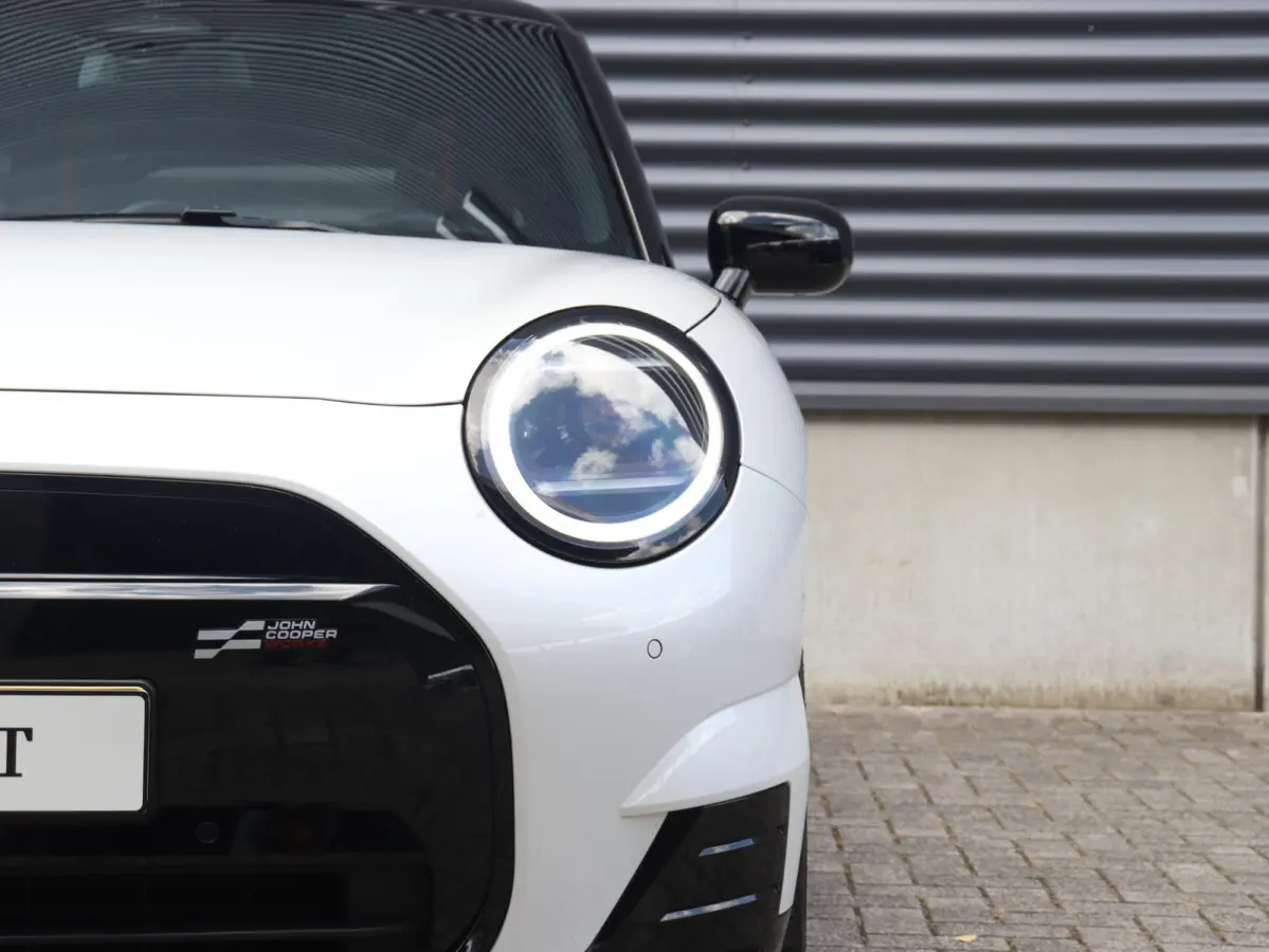 Cooper E | John Cooper Works + Pakket M + Panodak + Head-Up + Camera + Sportstoelen + Verwarmd Stuurwiel + Comfort Access + SOH 98% + 18" JCW Lap Spoke
