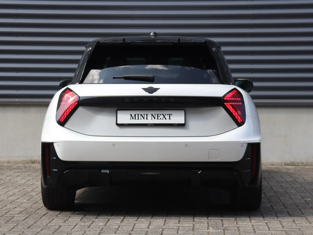 Cooper E | John Cooper Works + Pakket M + Panodak + Head-Up + Camera + Sportstoelen + Verwarmd Stuurwiel + Comfort Access + SOH 98% + 18" JCW Lap Spoke