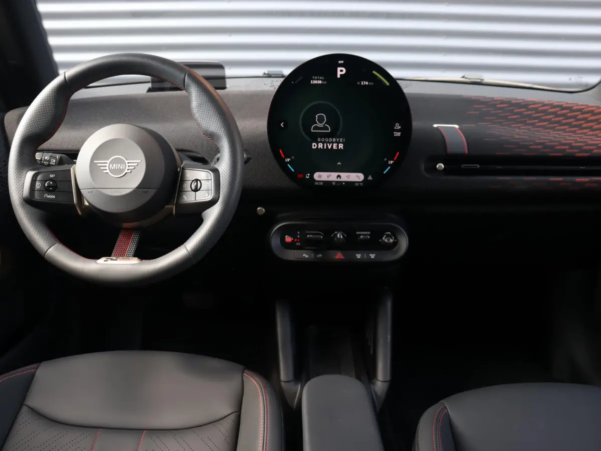 Cooper E | John Cooper Works + Pakket M + Panodak + Head-Up + Camera + Sportstoelen + Verwarmd Stuurwiel + Comfort Access + SOH 98% + 18" JCW Lap Spoke