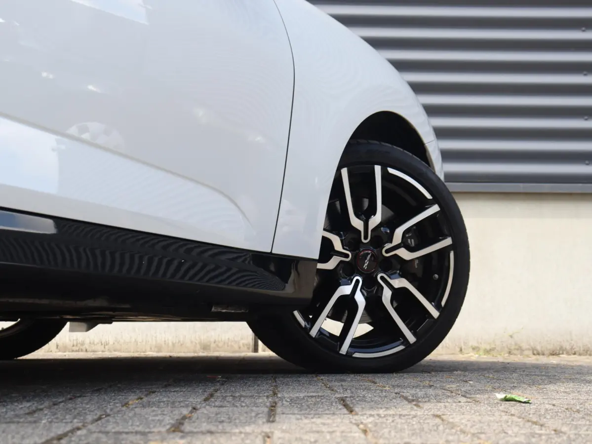 Cooper E | John Cooper Works + Pakket M + Panodak + Head-Up + Camera + Sportstoelen + Verwarmd Stuurwiel + Comfort Access + SOH 98% + 18" JCW Lap Spoke
