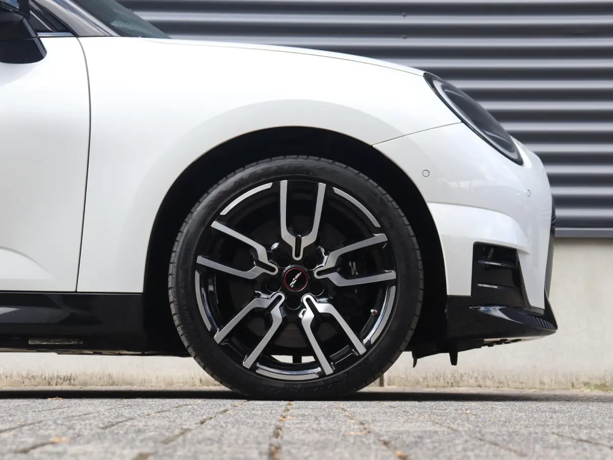 Cooper E | John Cooper Works + Pakket M + Panodak + Head-Up + Camera + Sportstoelen + Verwarmd Stuurwiel + Comfort Access + SOH 98% + 18" JCW Lap Spoke