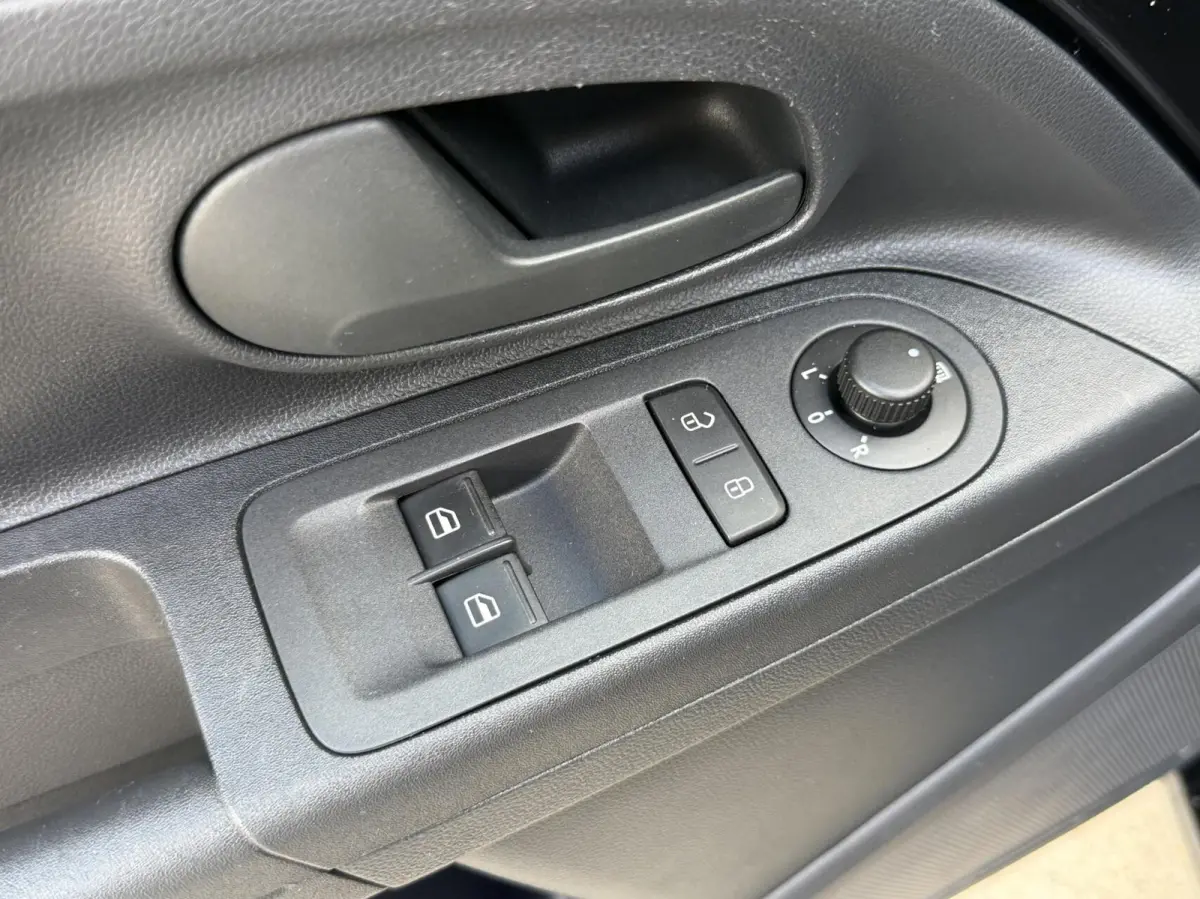 37 kWh Stoelverwarming | Verwarmde voorruit | Achteruitrijcamera | Cruise & Climate control | Metaalkleur | DAB ontvanger | Rijstrooksensor | Parkeersensoren achter