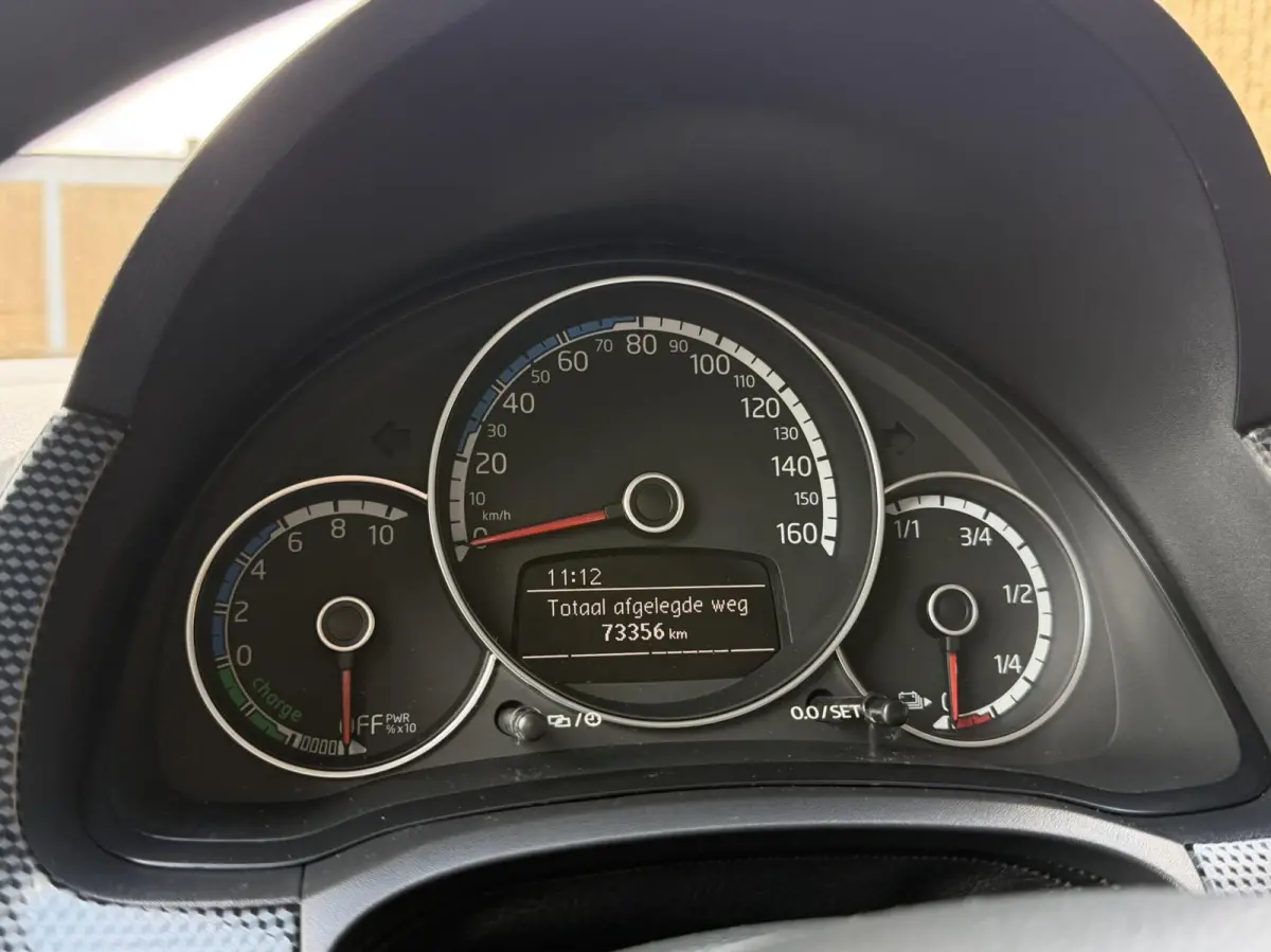 37 kWh Stoelverwarming | Verwarmde voorruit | Achteruitrijcamera | Cruise & Climate control | Metaalkleur | DAB ontvanger | Rijstrooksensor | Parkeersensoren achter