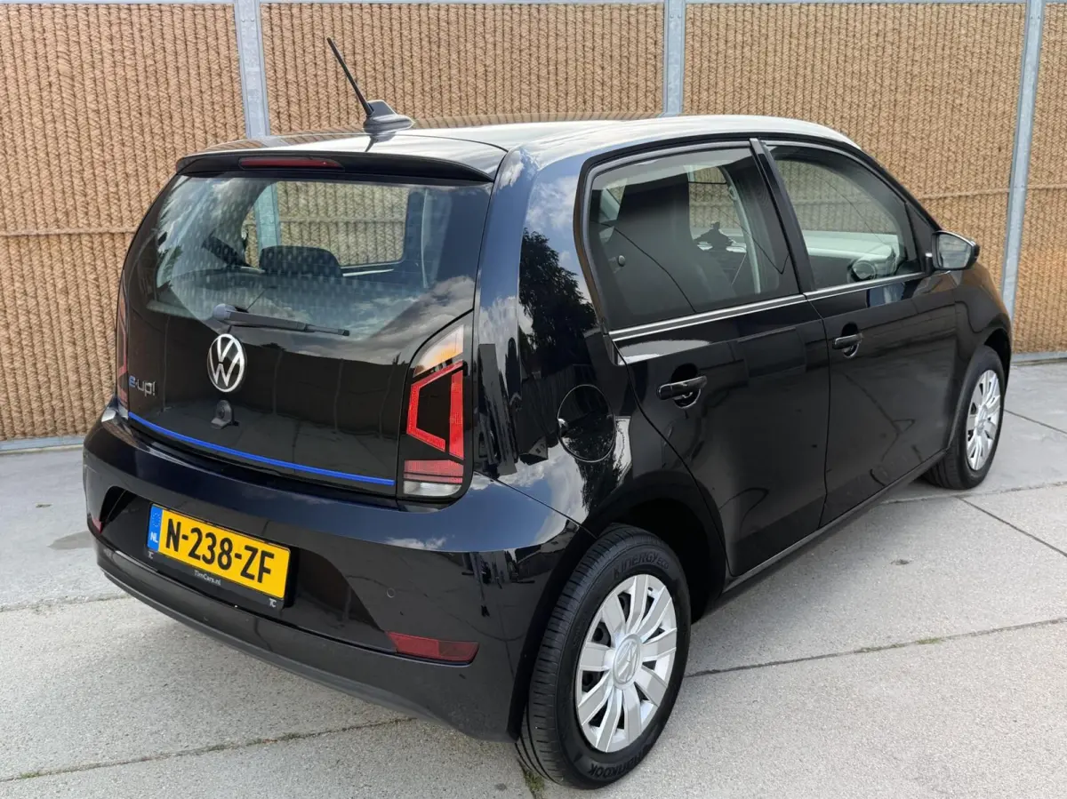 37 kWh Stoelverwarming | Verwarmde voorruit | Achteruitrijcamera | Cruise & Climate control | Metaalkleur | DAB ontvanger | Rijstrooksensor | Parkeersensoren achter