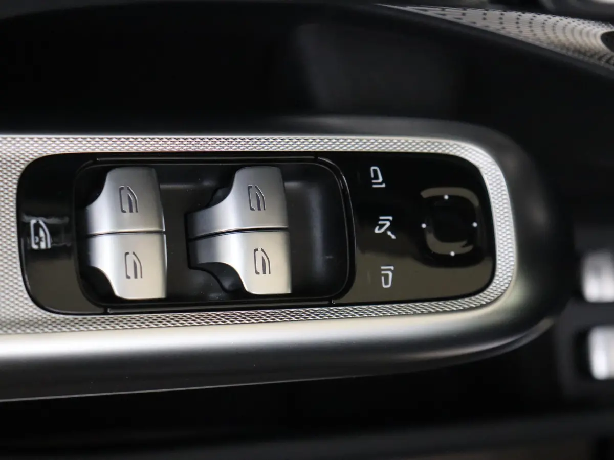 300 e Sport Edition Premium pakket /Panoramadak /Superscreen /Burmester 4D /360Camera /20 Inch