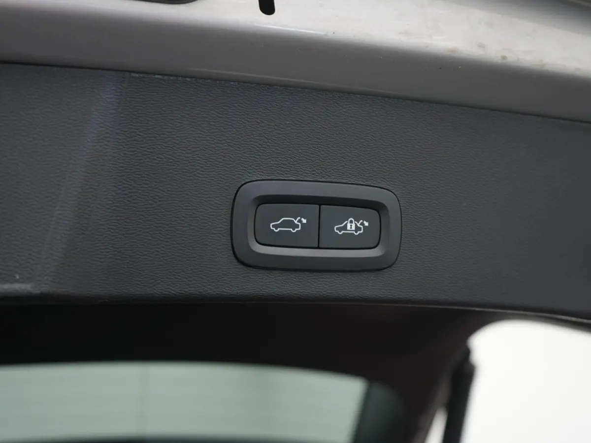 1.5 T4 Plug-in hybrid Plus Dark | Automaat | Stuurwiel Verwarming | Stoel Verwarming | Panorama Dak | Harman Kardon | Camera | 12 Maanden BOVAG Garantie |