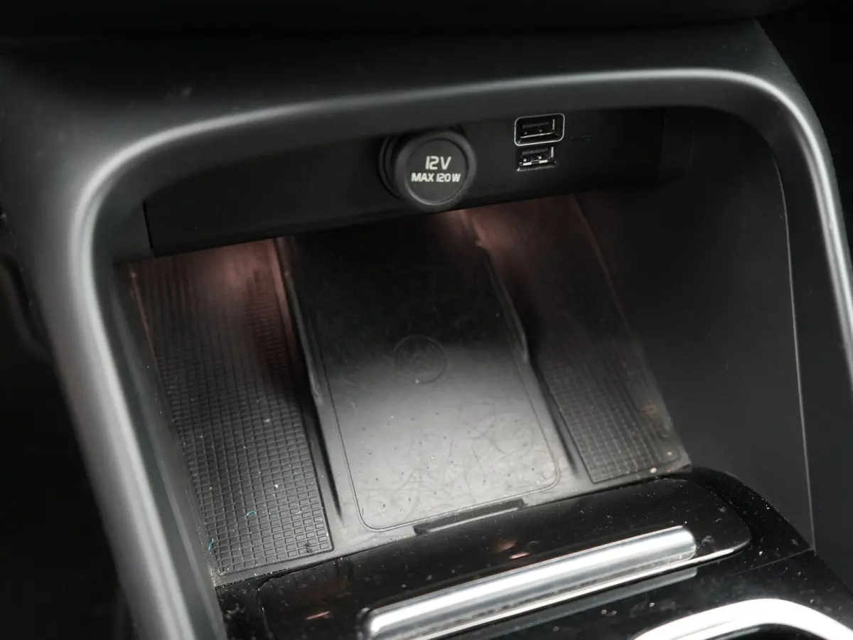 1.5 T4 Plug-in hybrid Plus Dark | Automaat | Stuurwiel Verwarming | Stoel Verwarming | Panorama Dak | Harman Kardon | Camera | 12 Maanden BOVAG Garantie |