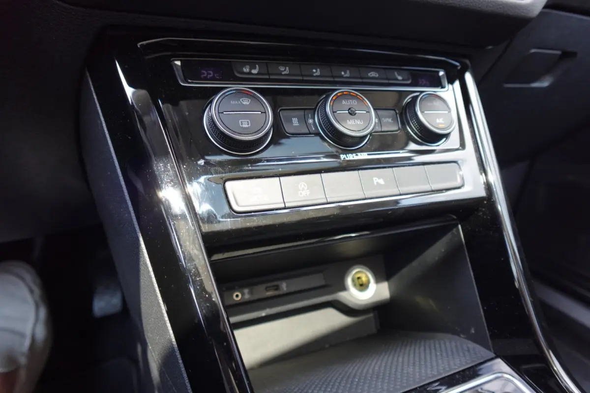 1.4 TSI Connected Series 7P NAVI CAM PDC