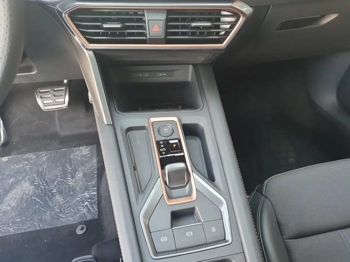 1.5 TSI e-Hybrid Business | Trekhaak | Panoramaschuifdak | Appel Carplay / Android Auto | Camera | Stoel en stuurverwarming |
