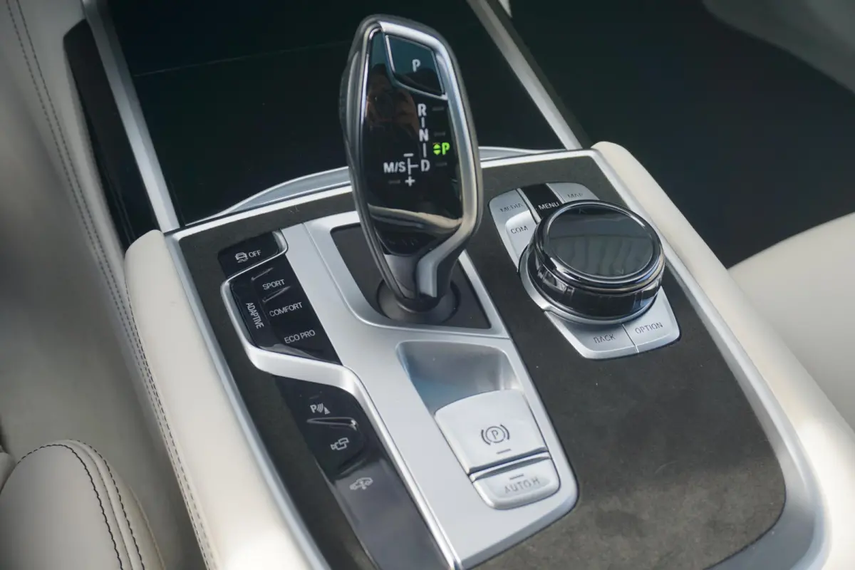 750i xDrive High Executive | Schuif-kanteldak | Bowers & Wilkins | Achterasbesturing | Driving Assistant Professional | Rondomzicht camera's
