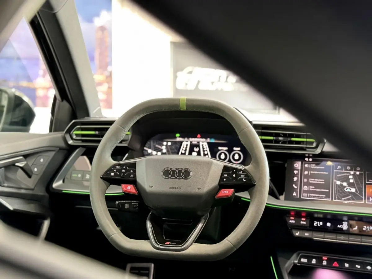 2.5 TFSI Quattro HULK ED. CARBON PANO