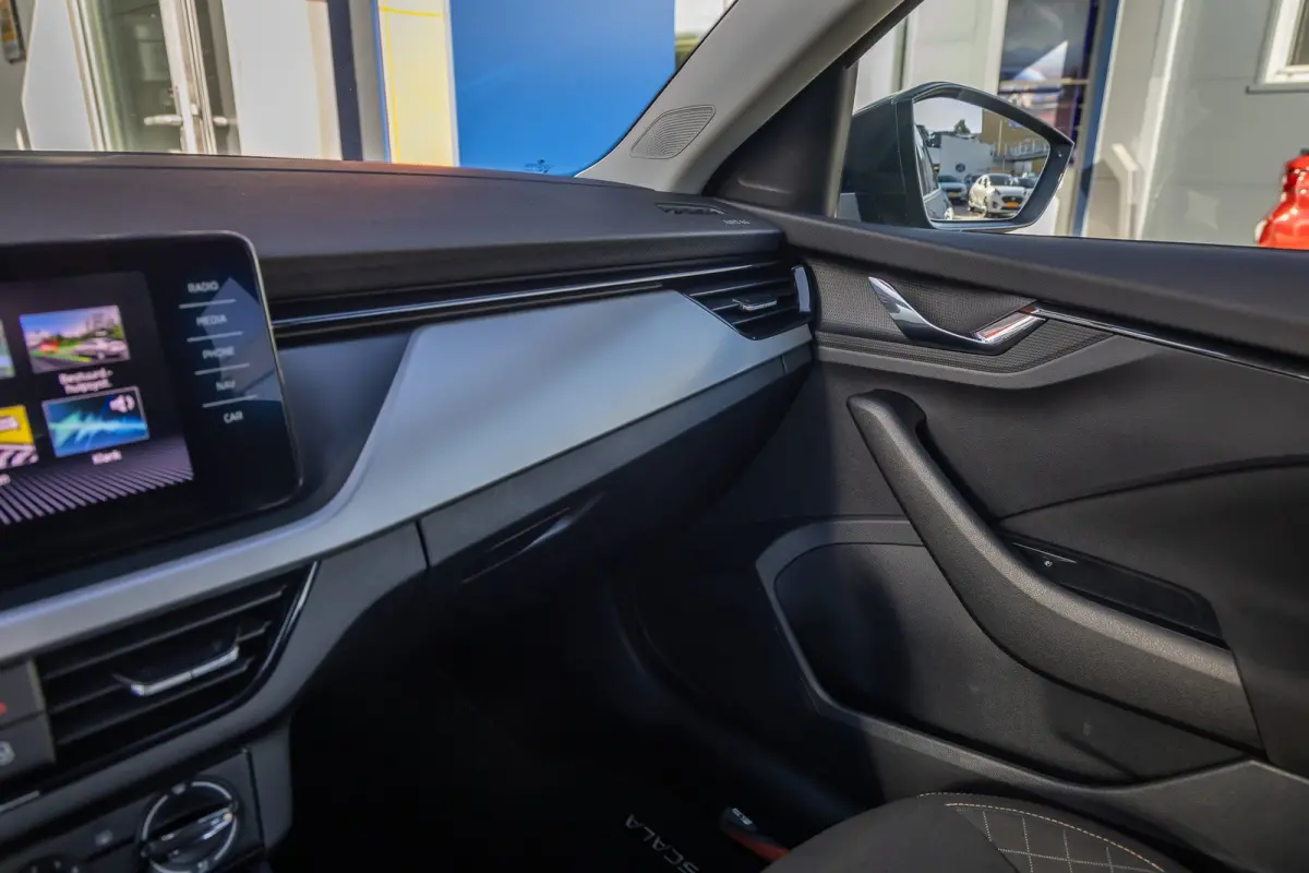 1.0 TSI Ambition | Apple Carplay/Android Auto | Digitaal dashboard | Airco | Cruise control | Navigatie | Lichtmetalen velgen | Airco | Apple Carplay/Android Auto|telefoonintegratie premium 