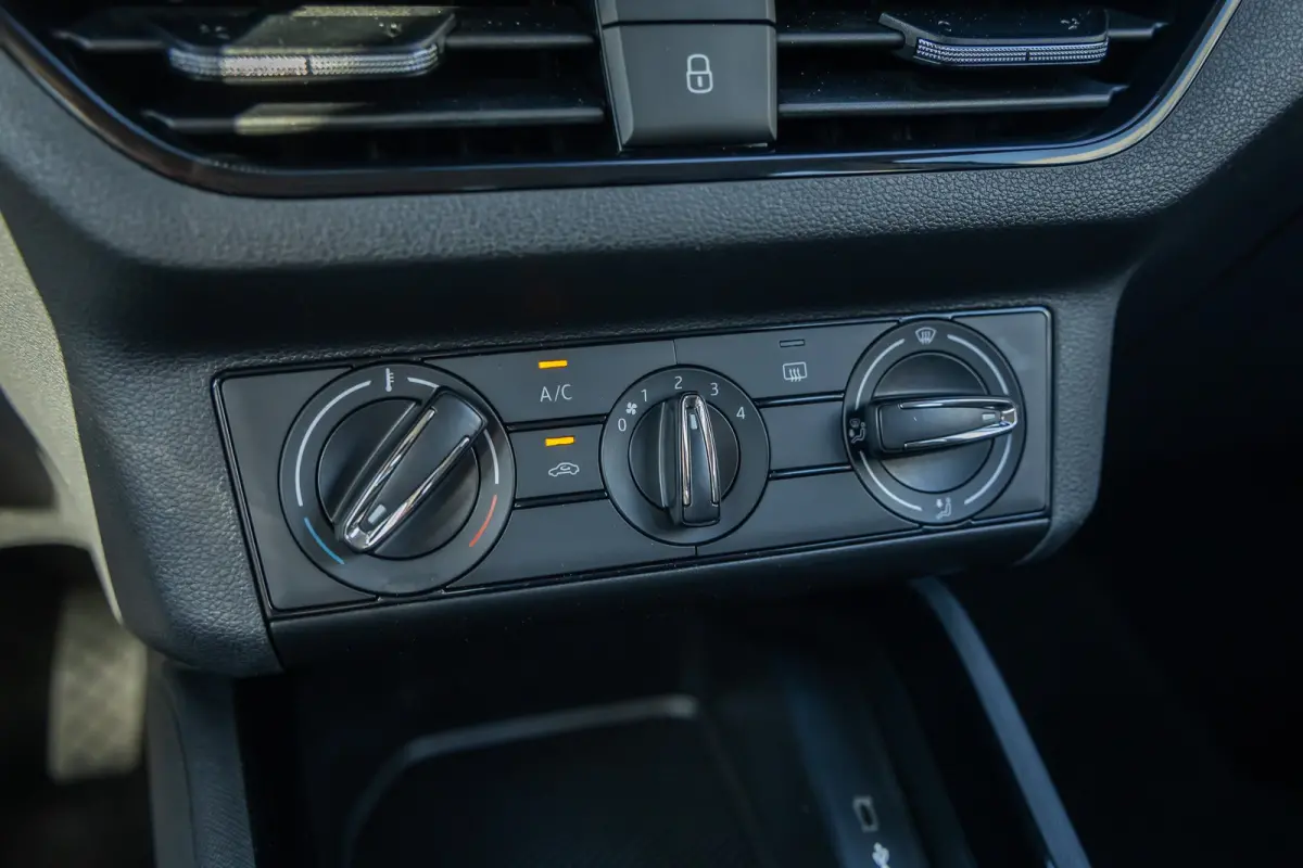 1.0 TSI Ambition | Apple Carplay/Android Auto | Digitaal dashboard | Airco | Cruise control | Navigatie | Lichtmetalen velgen | Airco | Apple Carplay/Android Auto|telefoonintegratie premium 